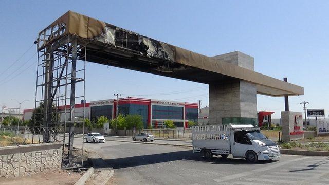 Diyarbakır’da OSB’nin ana giriş kapısı ateşe verilerek kundaklandı