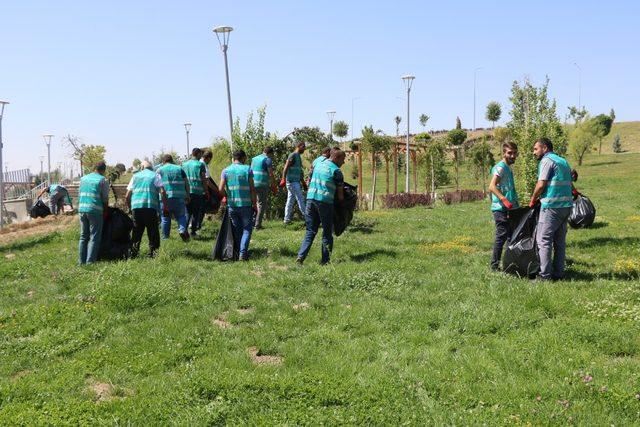 Yükümlüller kentsel dönüşüm alanında temizlik yaptı