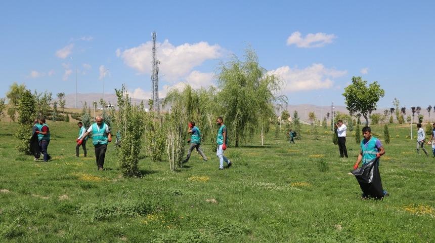 Y&uuml;k&uuml;ml&uuml;ller kentsel d&ouml;n&uuml;ş&uuml;m alanında temizlik yaptı