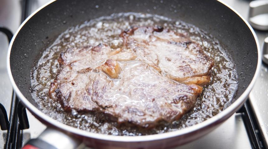 Kırmızı et pişirirken hemen hemen herkesin d&uuml;şt&uuml;ğ&uuml; 6 hata