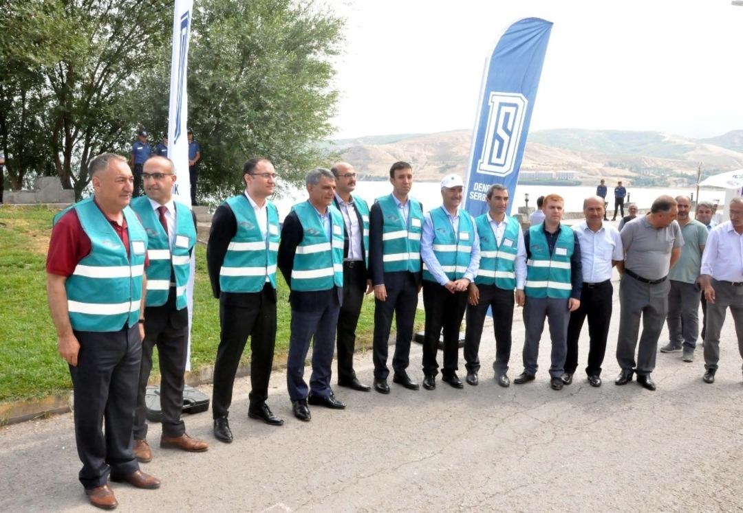 H&uuml;k&uuml;ml&uuml;ler Van G&ouml;l&uuml; sahilinde temizlik kampanyası başlattı