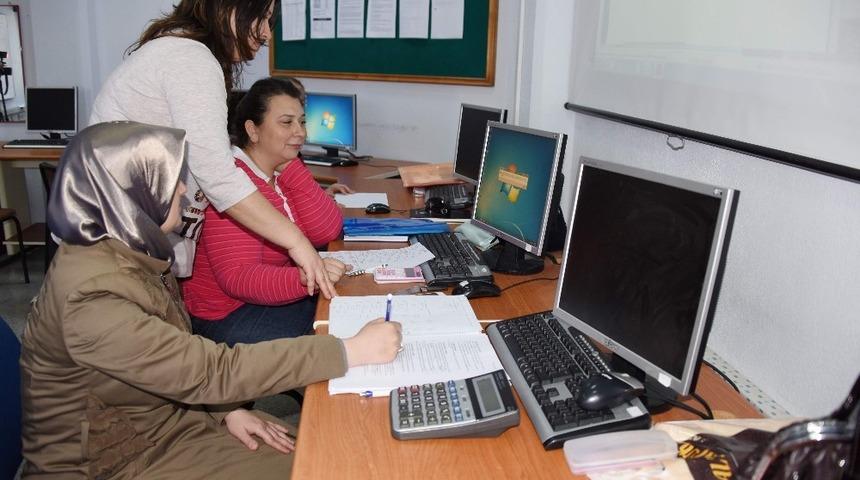 Aliağa T&uuml;praş Halk Eğitim Merkezi meslek kazandırmaya devam ediyor