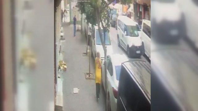 Zeytinburnu'nda bebek ikinci kattan düştü