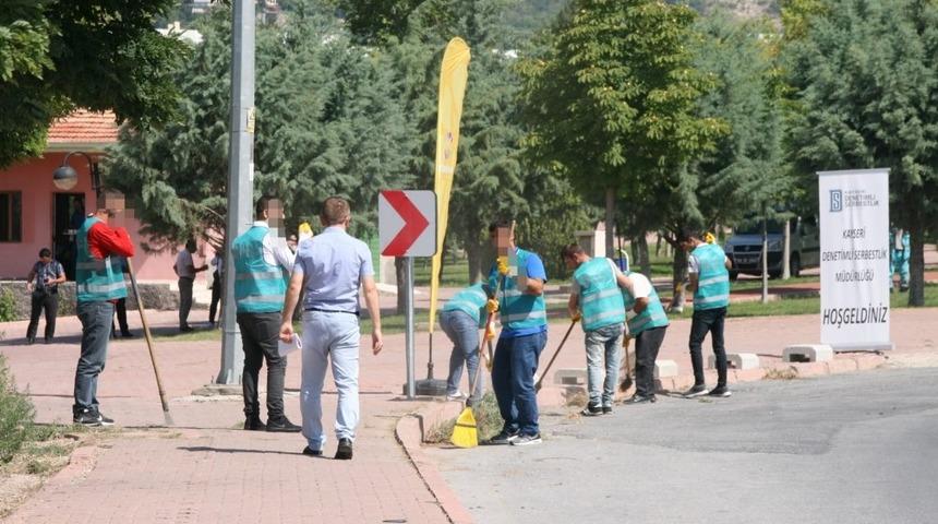 Denetimli Serbestlik Temiz &Ccedil;evre Projesi&rsquo;nde yeşil alanlar temizleniyor