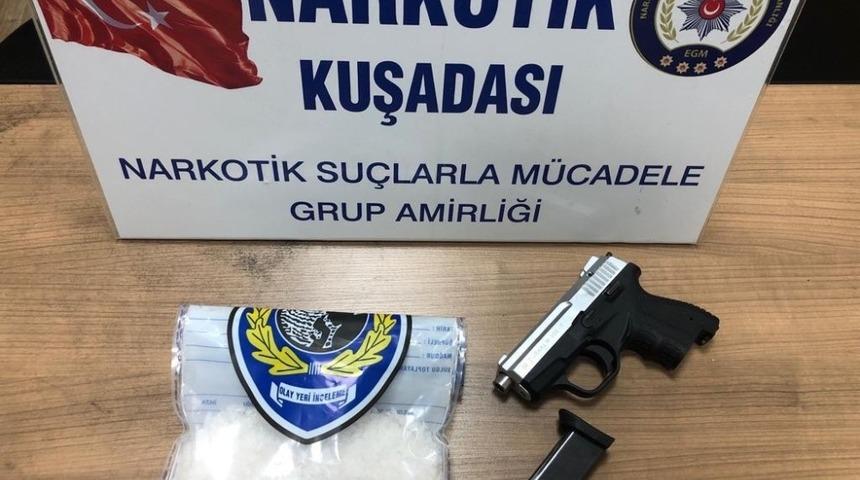 Kuşadası&rsquo;nda uyuşturu &ccedil;etesine operasyon; 1&rsquo;i kadın 4 g&ouml;zaltı