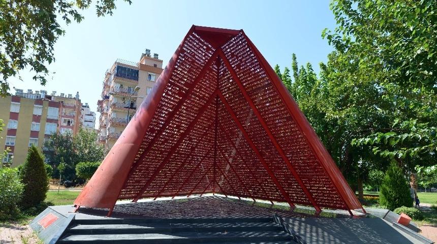 Alyazma Anıtı&rsquo;nda siyah &ouml;rt&uuml; kaldırıldı