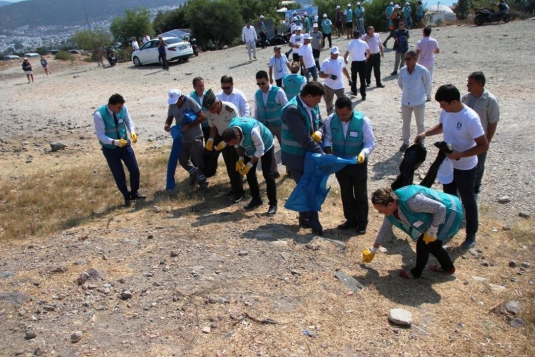 Bodrum&rsquo;da 30 dakika da 1 ton &ccedil;&ouml;p toplandı