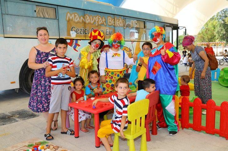 Gezici Oyun Evinde tiyatro ve palyaço sevinci G4