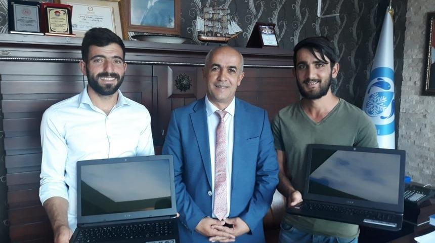 Başkan Ensari, tıp fak&uuml;ltesini kazanan iki &ouml;ğrenciye laptop hediye etti