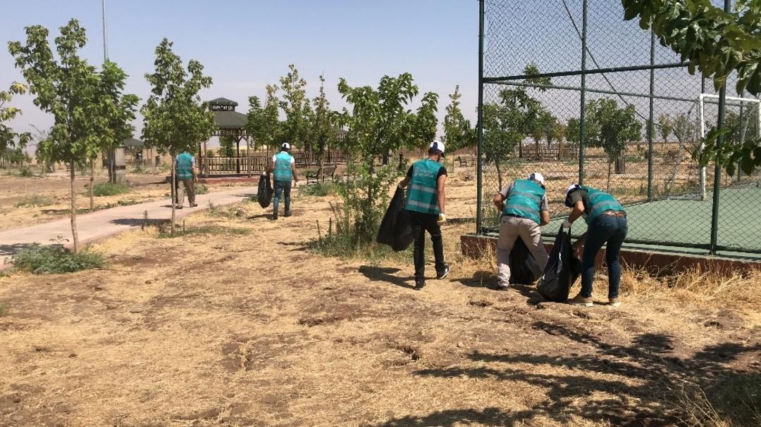 Vatandaşların kirlettiği &ccedil;evreyi y&uuml;k&uuml;ml&uuml;ler temizledi