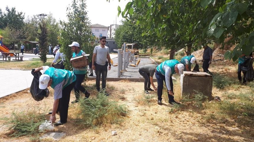 Cizre&rsquo;de denetimli serbestlik y&uuml;k&uuml;ml&uuml;leri &ccedil;evre temizliği yaptı
