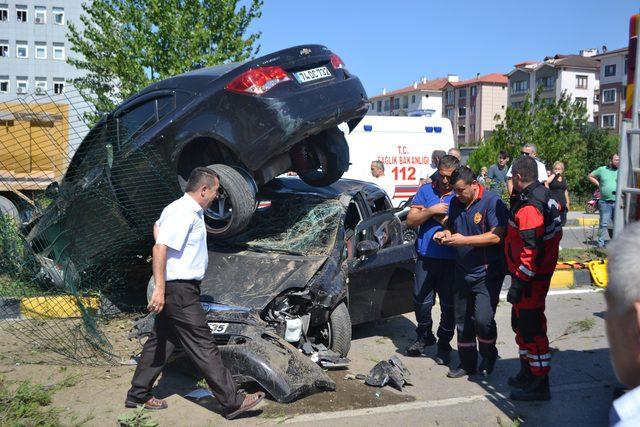 Otomobil, çarptığı otomobilin üzerinde kaldı: 10 yaralı