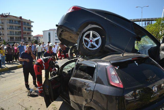 Otomobil, çarptığı otomobilin üzerinde kaldı: 10 yaralı
