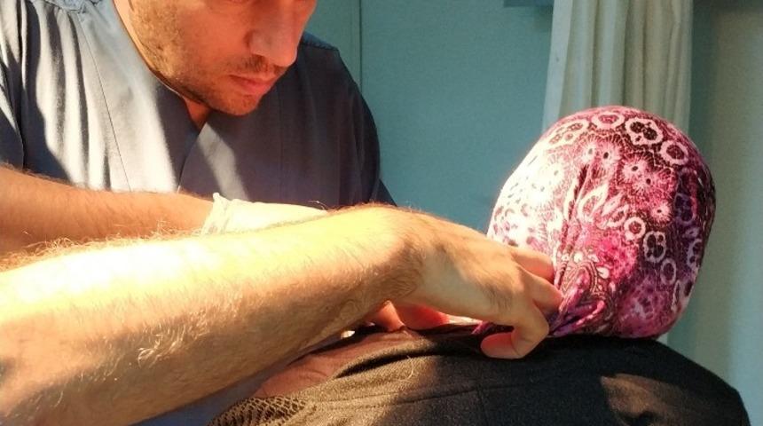 Boynuna tutunan kene hastanede çıkarıldı