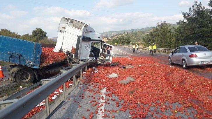 Tonlarca domates yola saçıldı G1