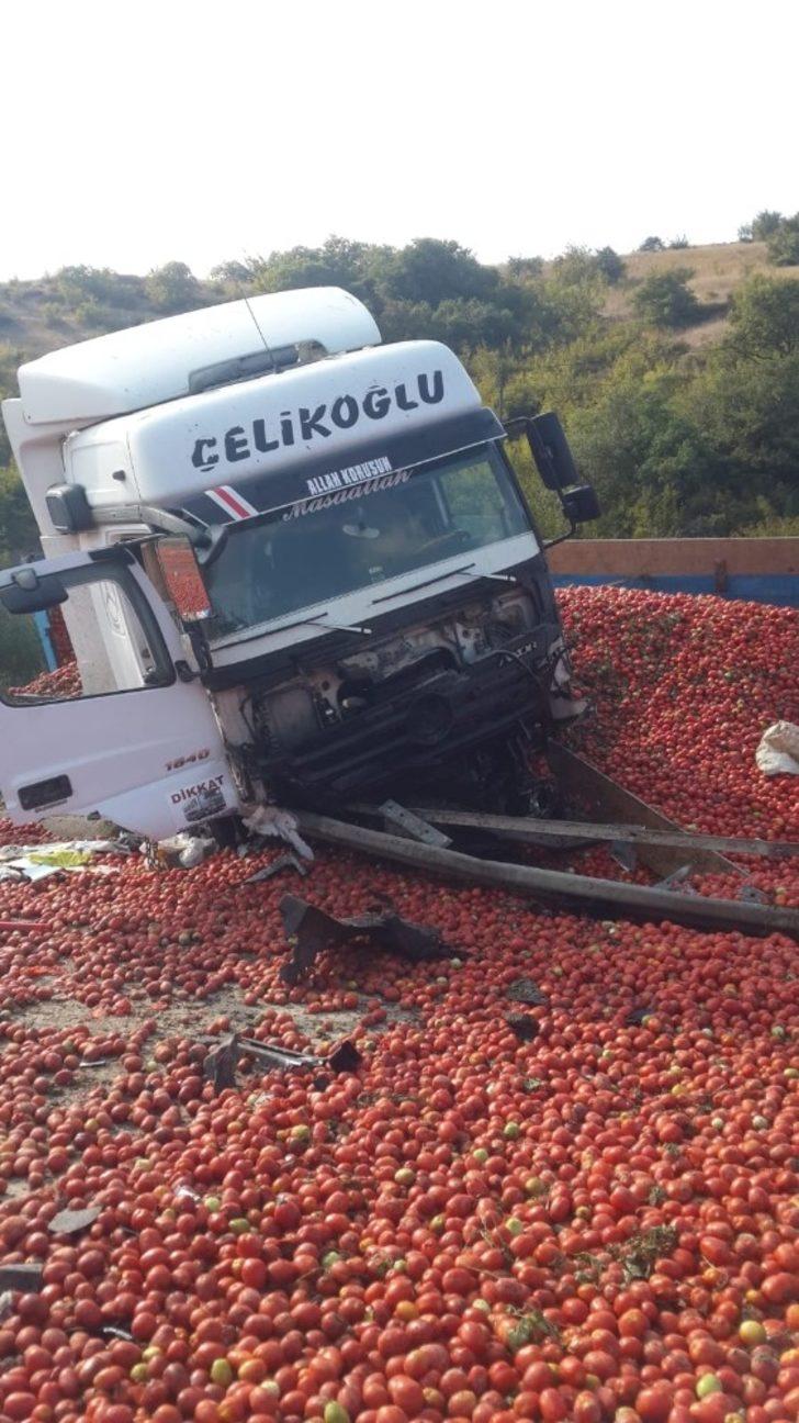 Tonlarca domates yola saçıldı G2