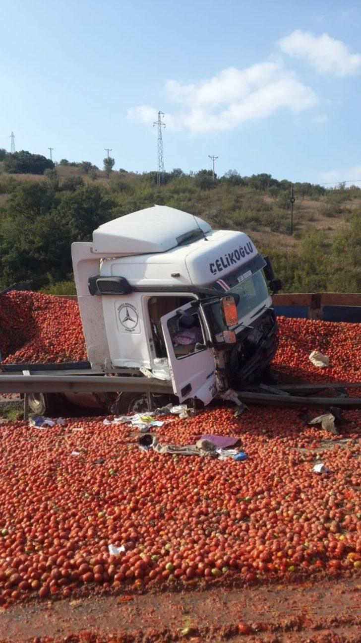 Tonlarca domates yola saçıldı G4