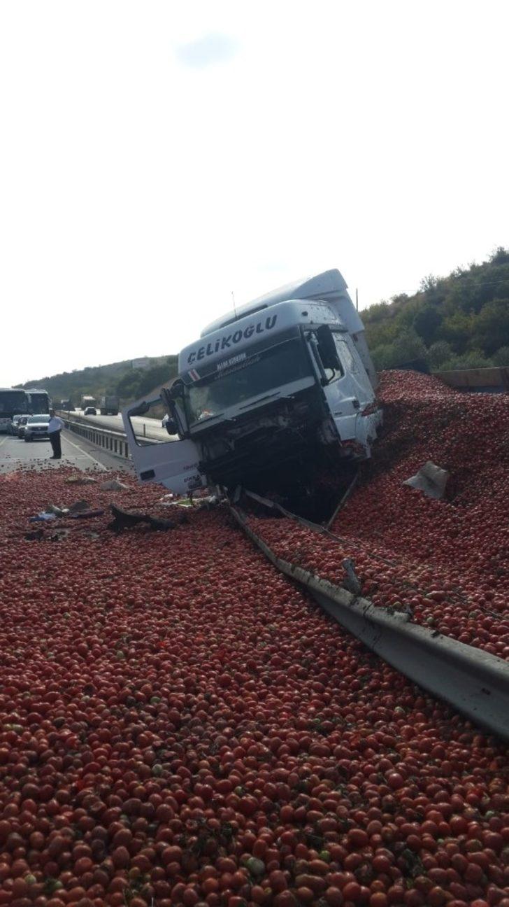 Tonlarca domates yola saçıldı G5