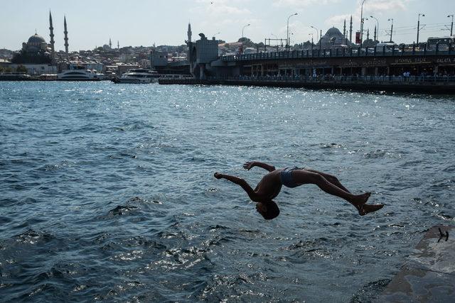 Karaköy'de çocuklar denize girerek serinledi