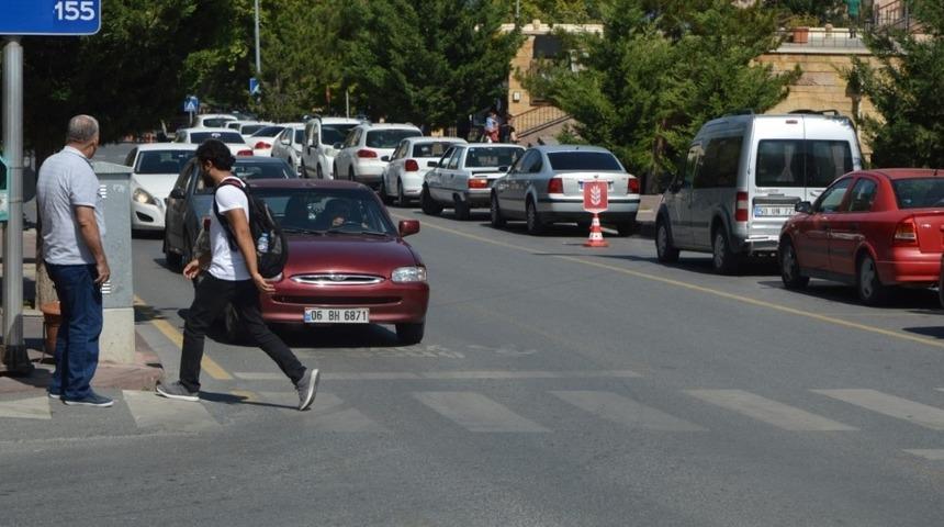 Yayalara &ouml;ncelik vermeyen s&uuml;r&uuml;c&uuml;lere ceza yazıldı