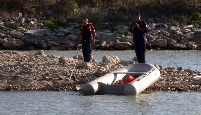 Serinlemek için girdiği barajda boğuldu