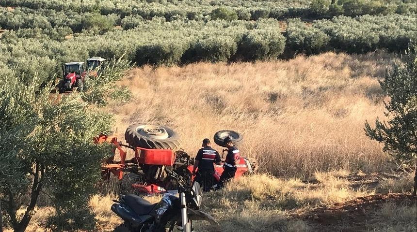 Devrilen traktörün altında kalarak hayatını kaybetti