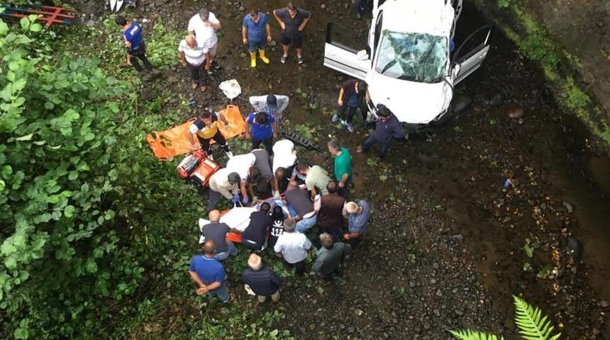 Dereye düşen araçtaki 2 kişi hayatını kaybetti