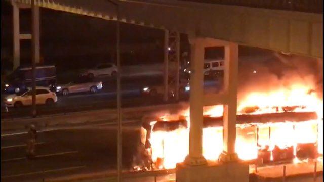 TEM'de otobüs alev alev yandı (1)