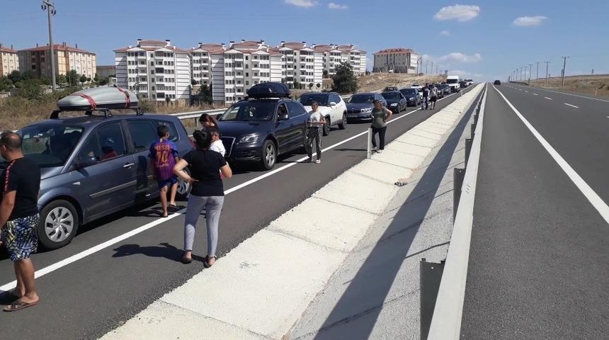 İpsala Sınır Kapısı&rsquo;na uzanan kuyruk 8 kilometreyi ge&ccedil;ti