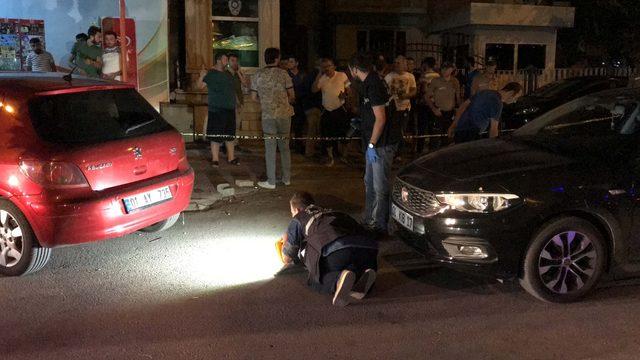 Otomobille giden babasının yolunu kesip tabancayla ayağından yaraladı