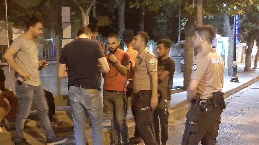 Genç kadının çantasını zorla alıp kaçtılar