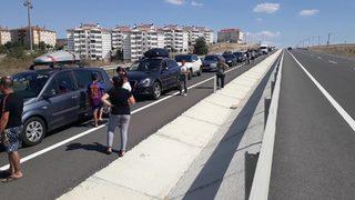 8 kilometrelik kuyruk! 'Sıcağın altında saatlerdir bekliyoruz'