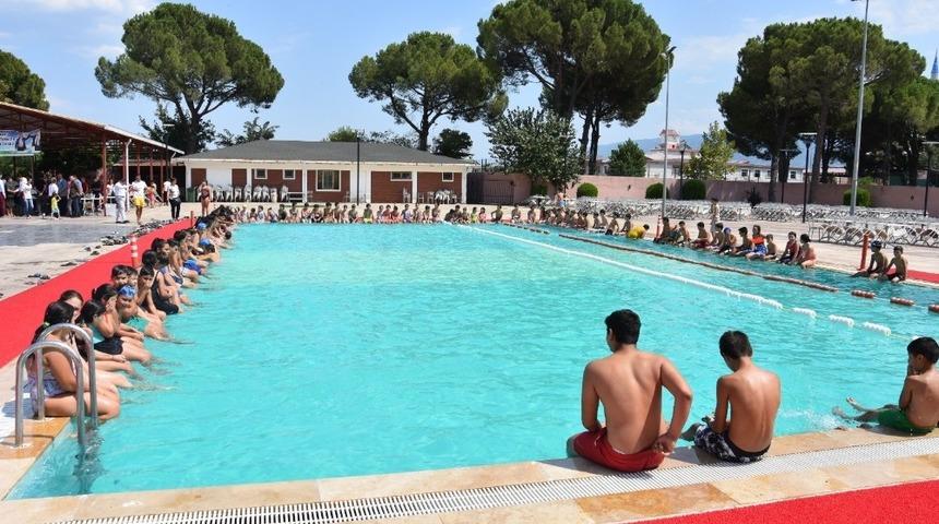 Yüzmeyi öğrendiler, sertifikayı kaptılar