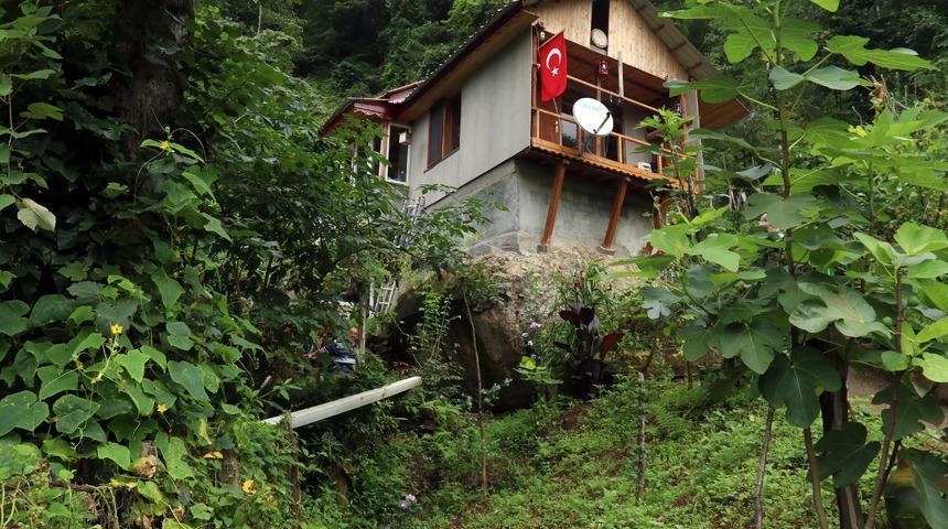 Arazisinde yer bulamayınca kayanın üzerine ev yaptı