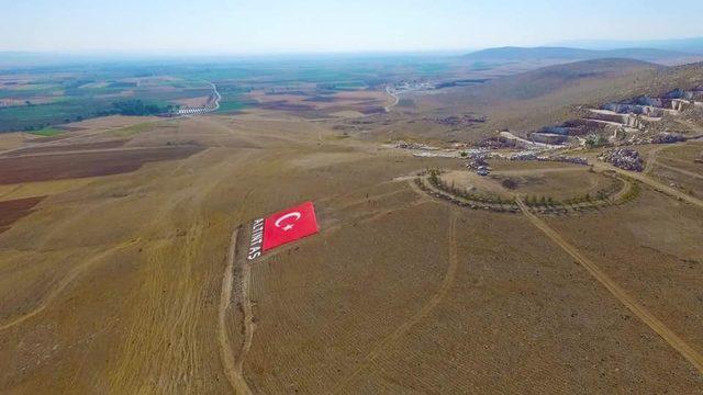 Altıntaş’a dev Türk bayrağı