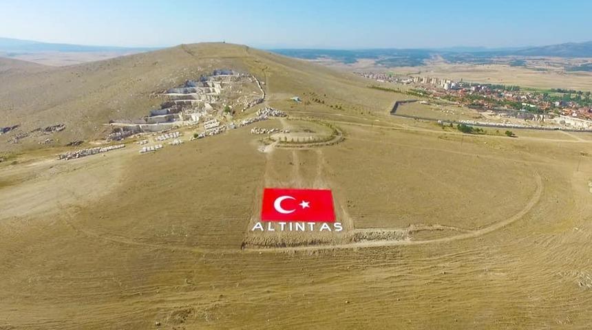 Altıntaş’a dev Türk bayrağı