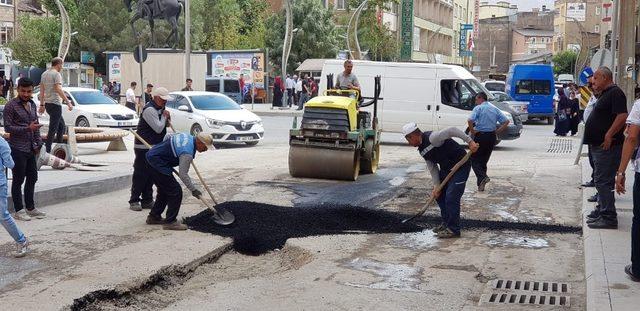 Hakkari’de doğalgaz sonrası yollar onarılıyor