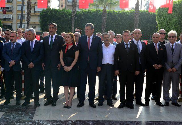 Adana'da Zafer Bayramı töreninde çelenk krizi