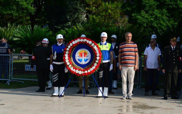 Adana'da Zafer Bayramı töreninde çelenk krizi
