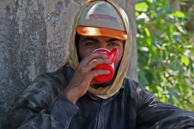 Tarım işçileri üzüm bağlarında 40 derece sıcakla mücadele ediyor