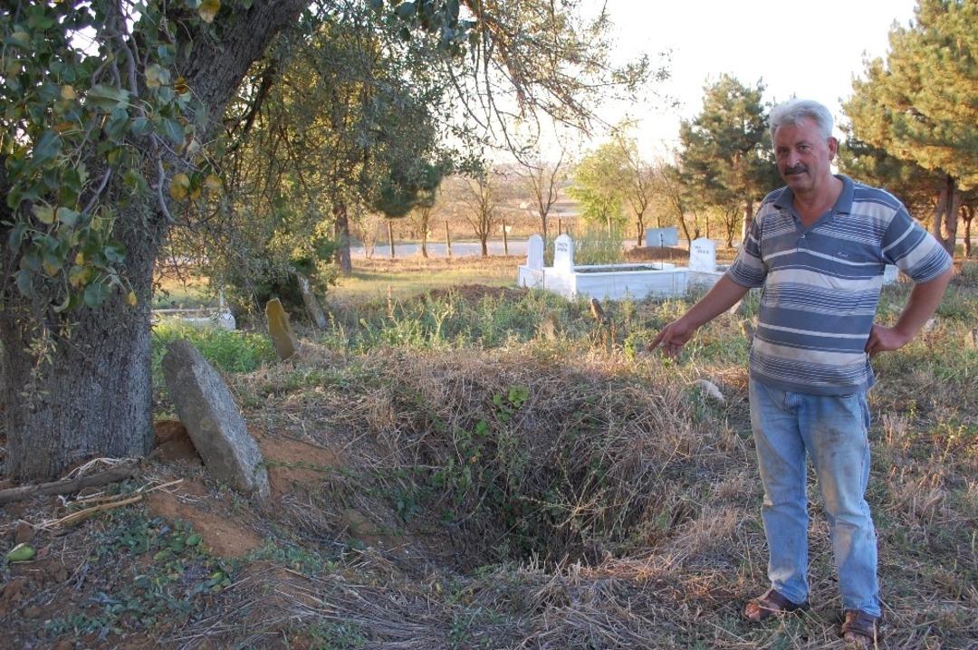 Mezarlıktaki define kazısı 2 yıl &ouml;nce yapılmış