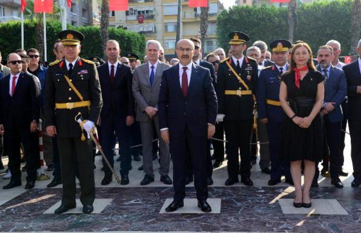 Zafer Bayramı töreninde çelenk krizi G1