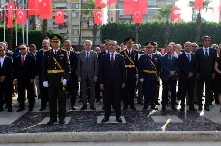 Zafer Bayramı töreninde çelenk krizi G4