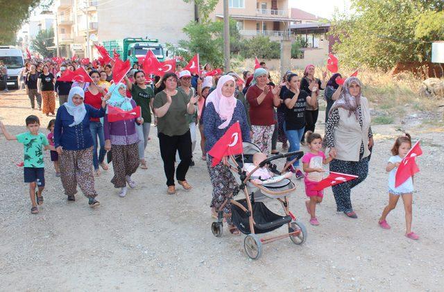 Mahalle sakinleri bozulan yolların onarılması için yürüyüş yaptı