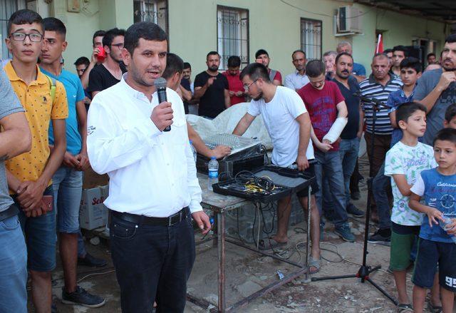 Mahalle sakinleri bozulan yolların onarılması için yürüyüş yaptı