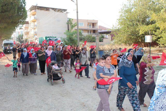 Mahalle sakinleri bozulan yolların onarılması için yürüyüş yaptı