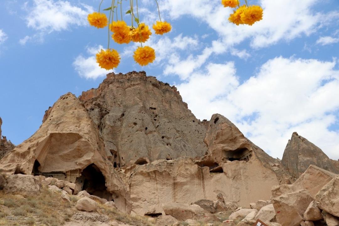Aksaray&rsquo;ın peribacaları olan Selime Katedrali turistlerin ilgi odağı