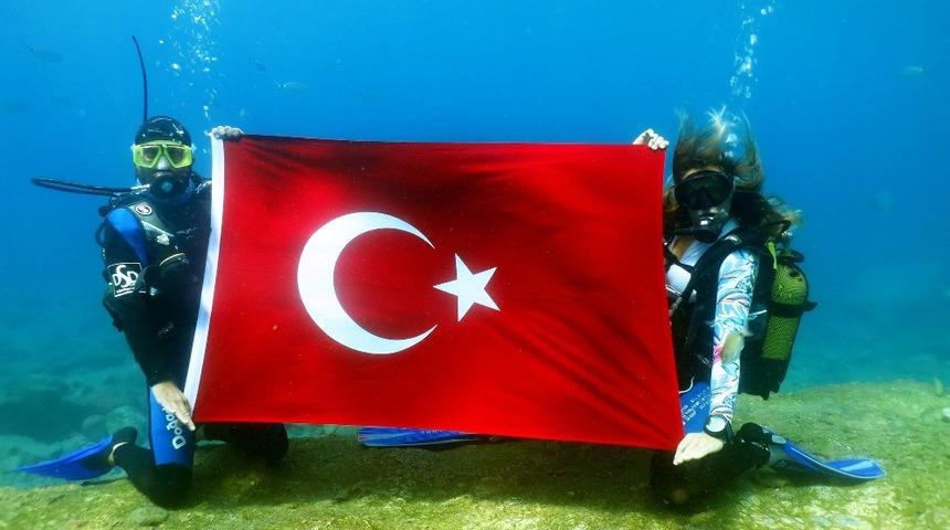 Büyük zaferin 97. yılını deniz dibinde kutladılar