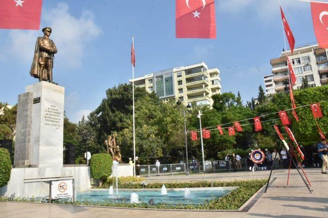 Karalar törene geç kaldı Büyükşehir’in çelengi sunulamadı