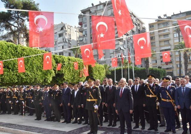 Karalar törene geç kaldı Büyükşehir’in çelengi sunulamadı